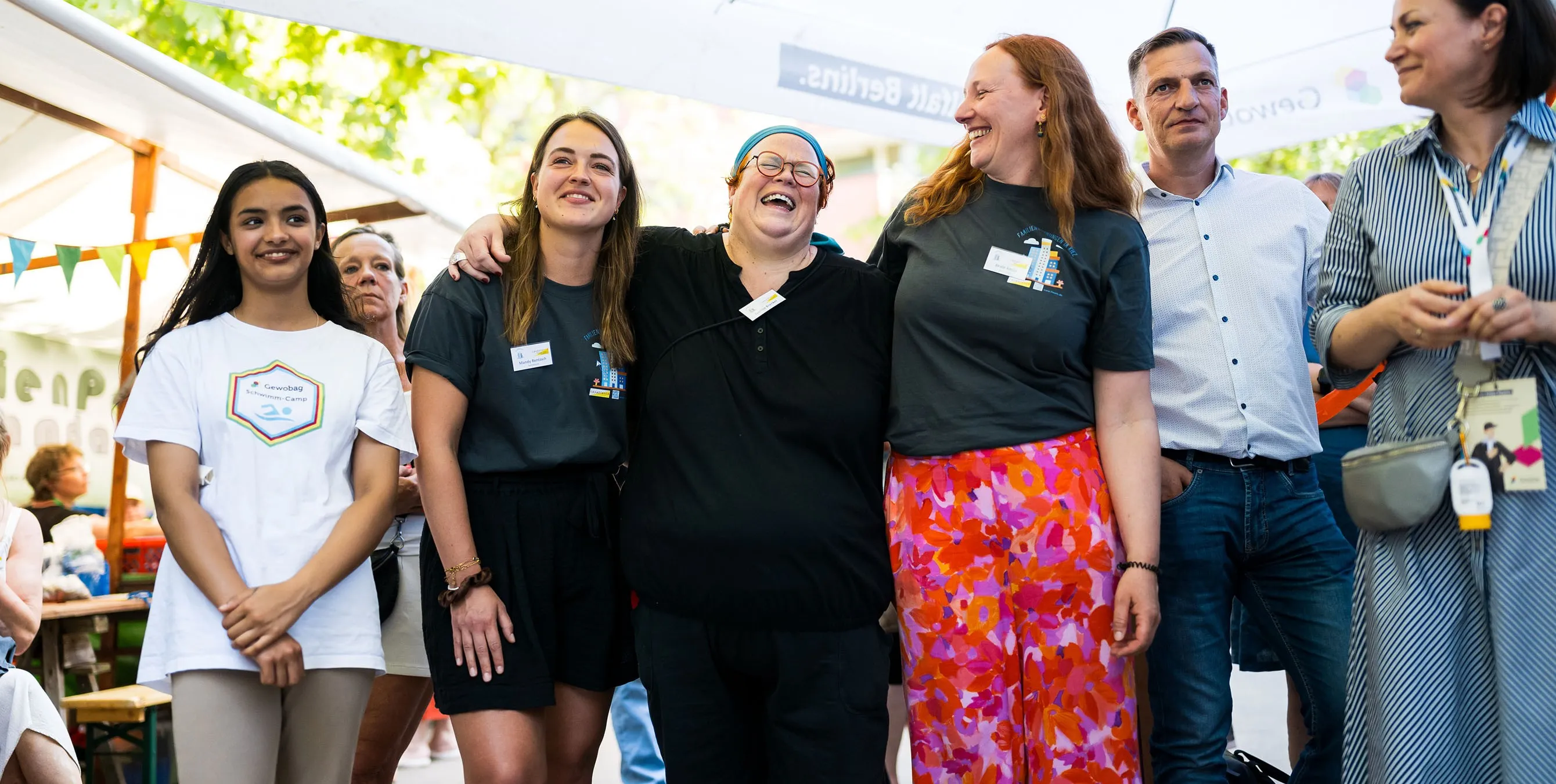 Drei Frauen stehen nebeneinander, legen sich die Hände auf die Schultern und lachen gemeinsam. Foto: City-Press GmbH