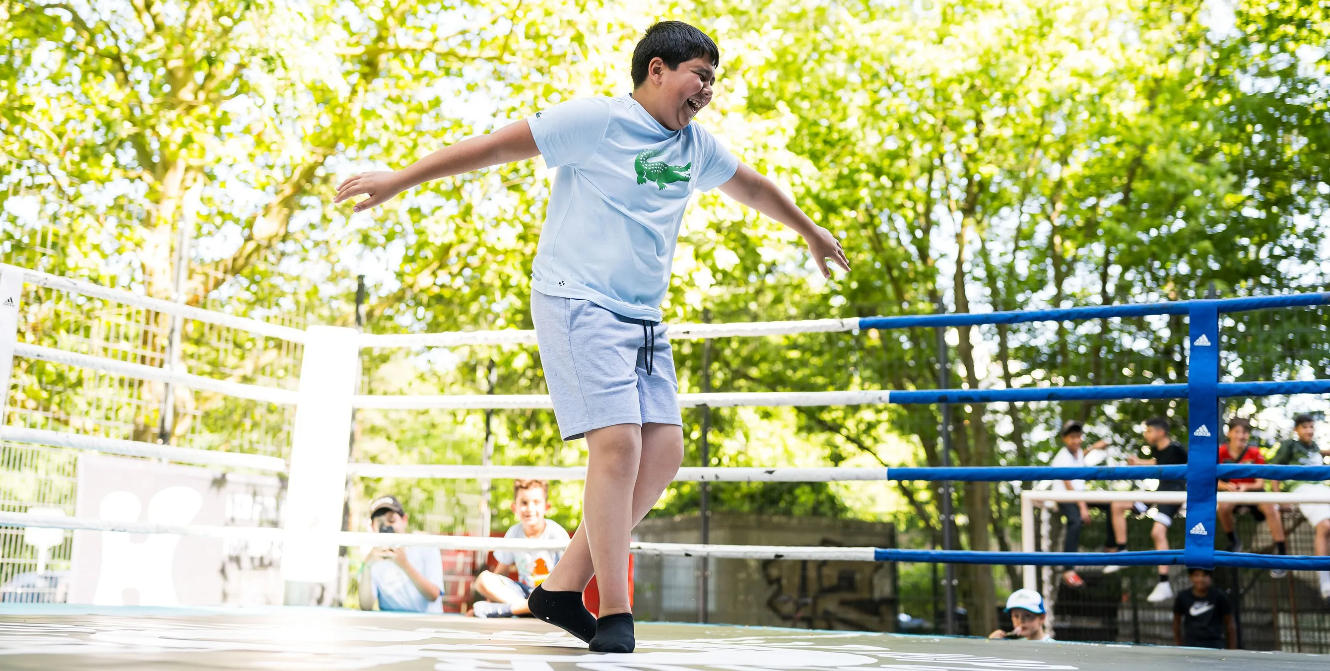Szene von einem Quartiersfest: Ein Junge tanzt bei einer Breakdance-Show in einem Boxring im Freien. Foto: City-Press GmbH