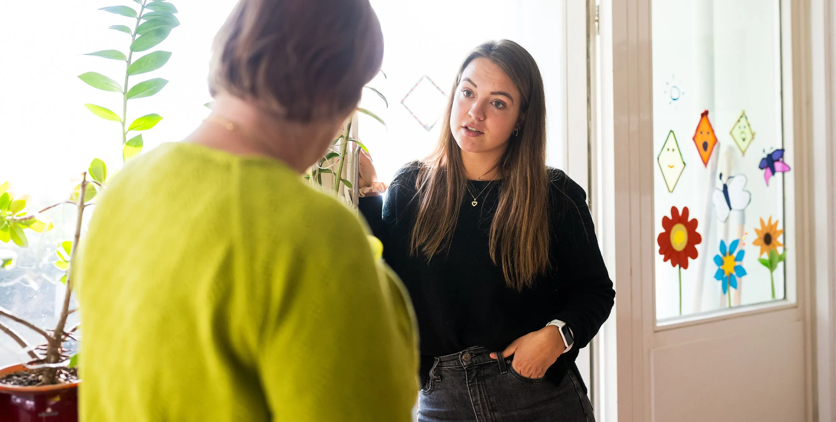 Zwei Frauen in einer Wohnung im Gespräch. Foto: City-Press GmbH