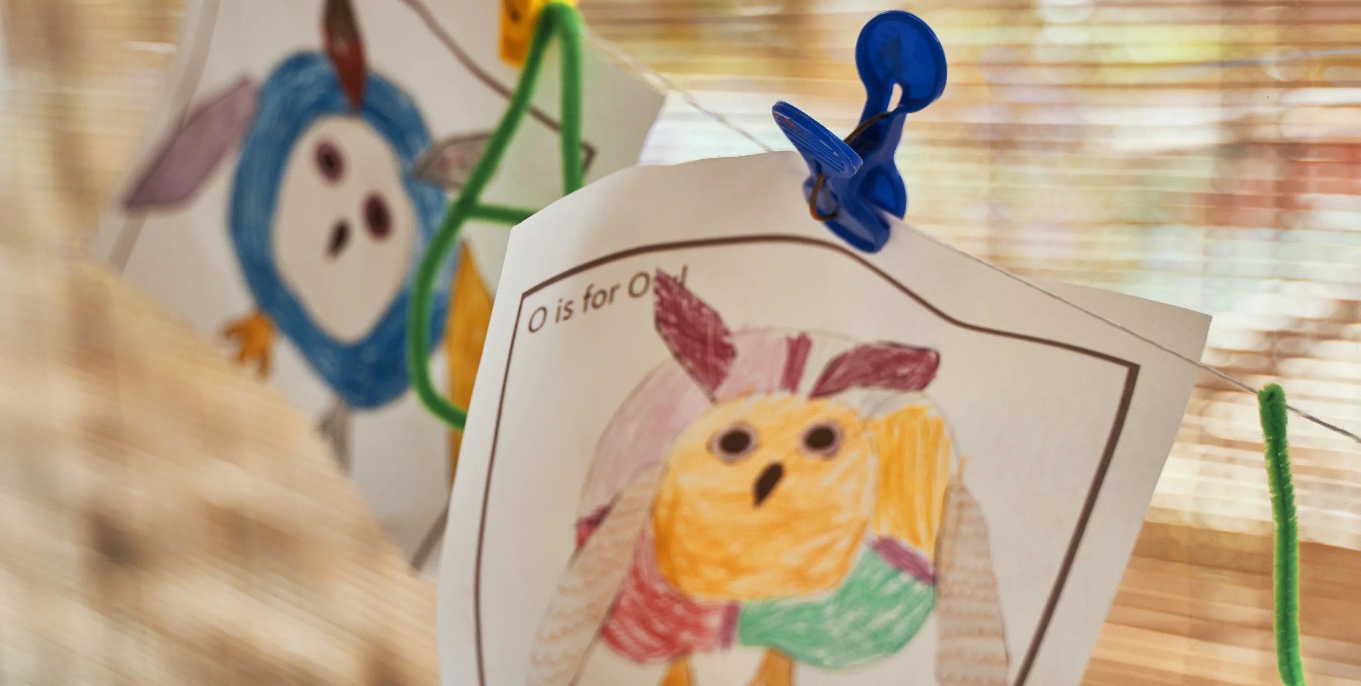 An Leine aufgehängte Kinderbilder