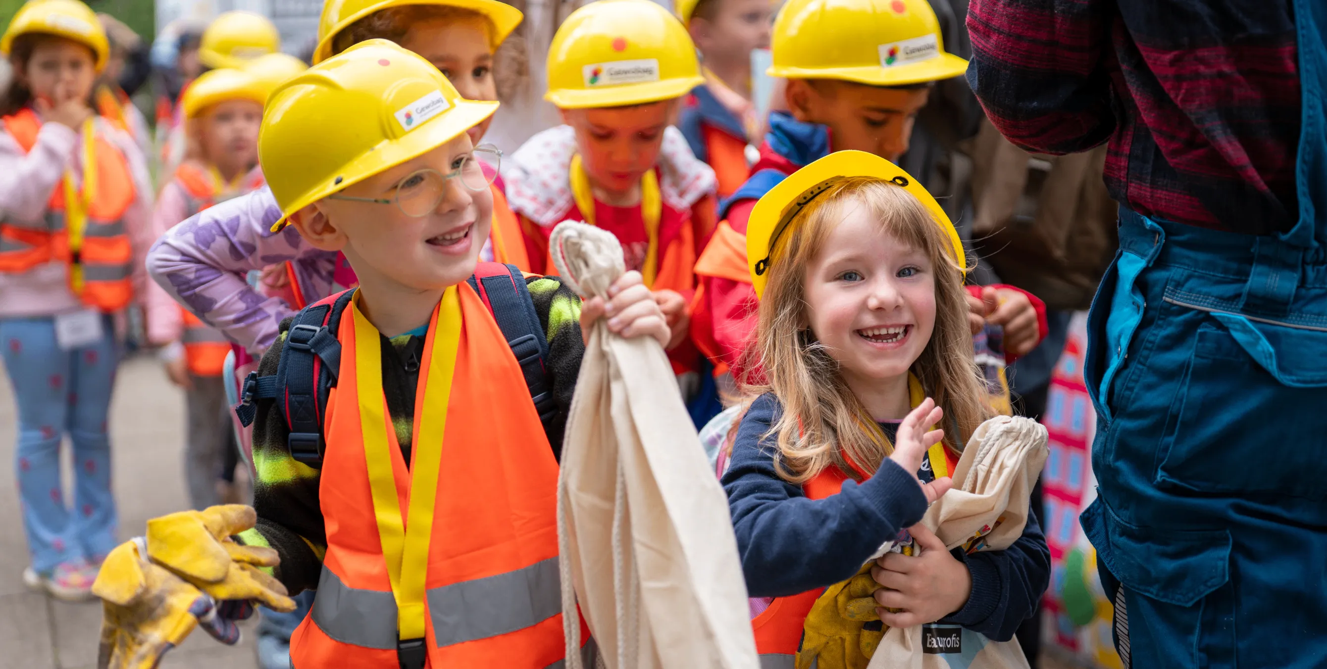 Tag der kleinen Bauprofis mit begeisterten Kindern.
