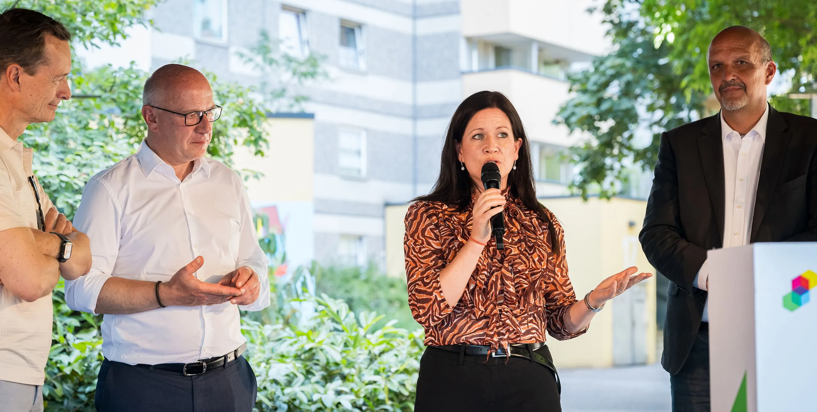 Ein Frau steht auf einer Bühne im Freien und spricht in ein Mikrofon. Foto: City-Press GmbH