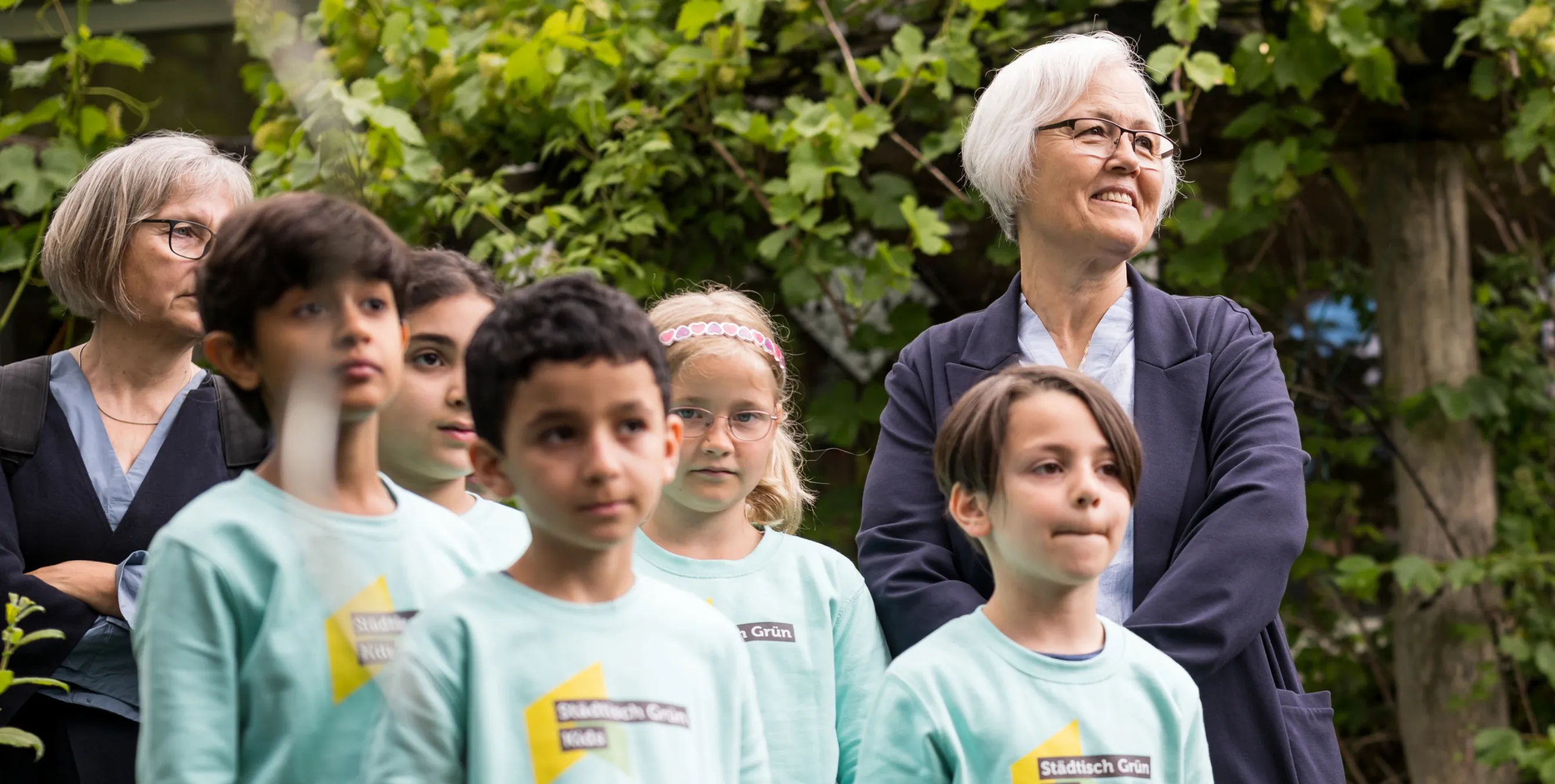 Dilek Topal mit ihren Schützlingen an der Helmuth-James-von-Moltke-Grundschule. Foto: City-Press GmbH