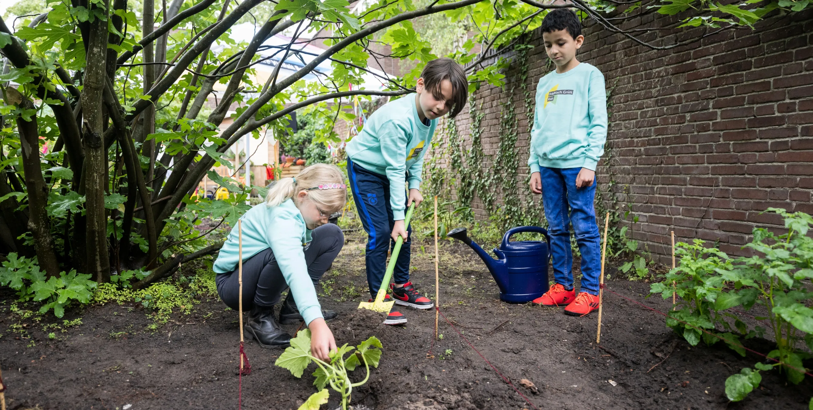 Gemeinsam kümmern sich die Kinder um die Beete. Foto: City-Press GmbH