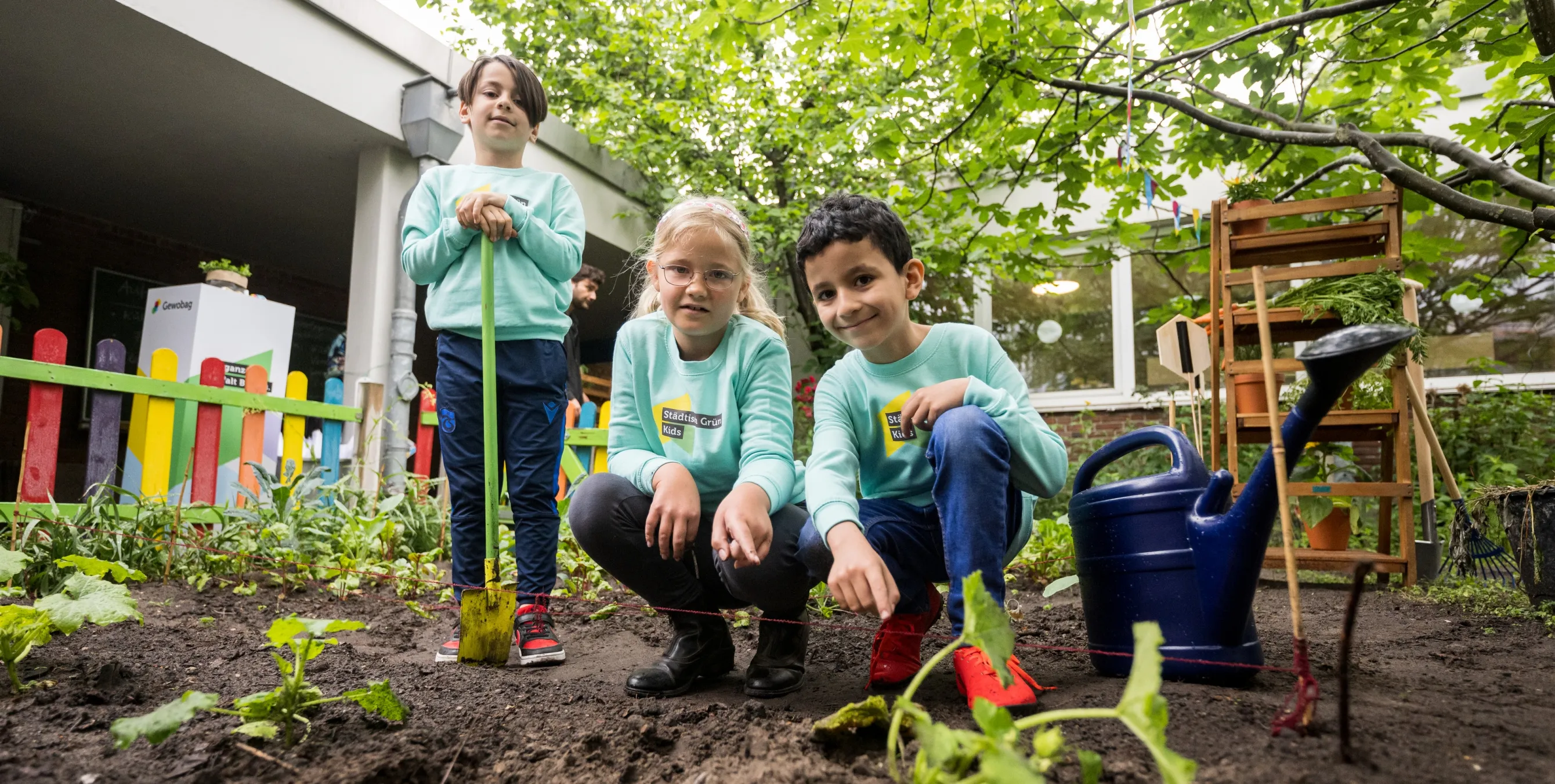 Städtisch Grün. Kids Grundschüler in ihrem Schulgarten