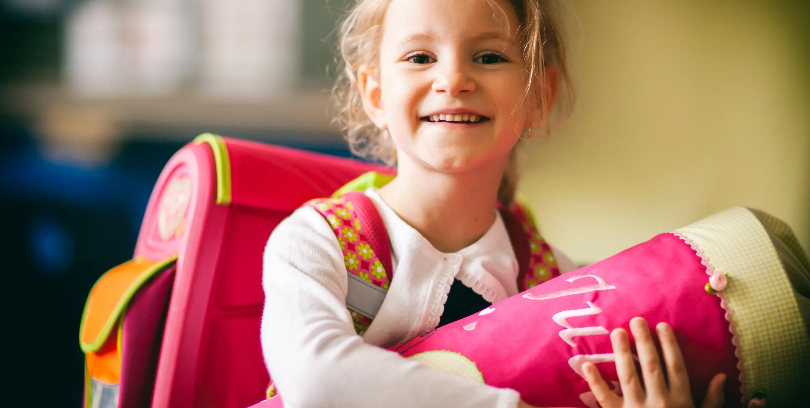 Kleines frühliches Mädchen mit Schultüte