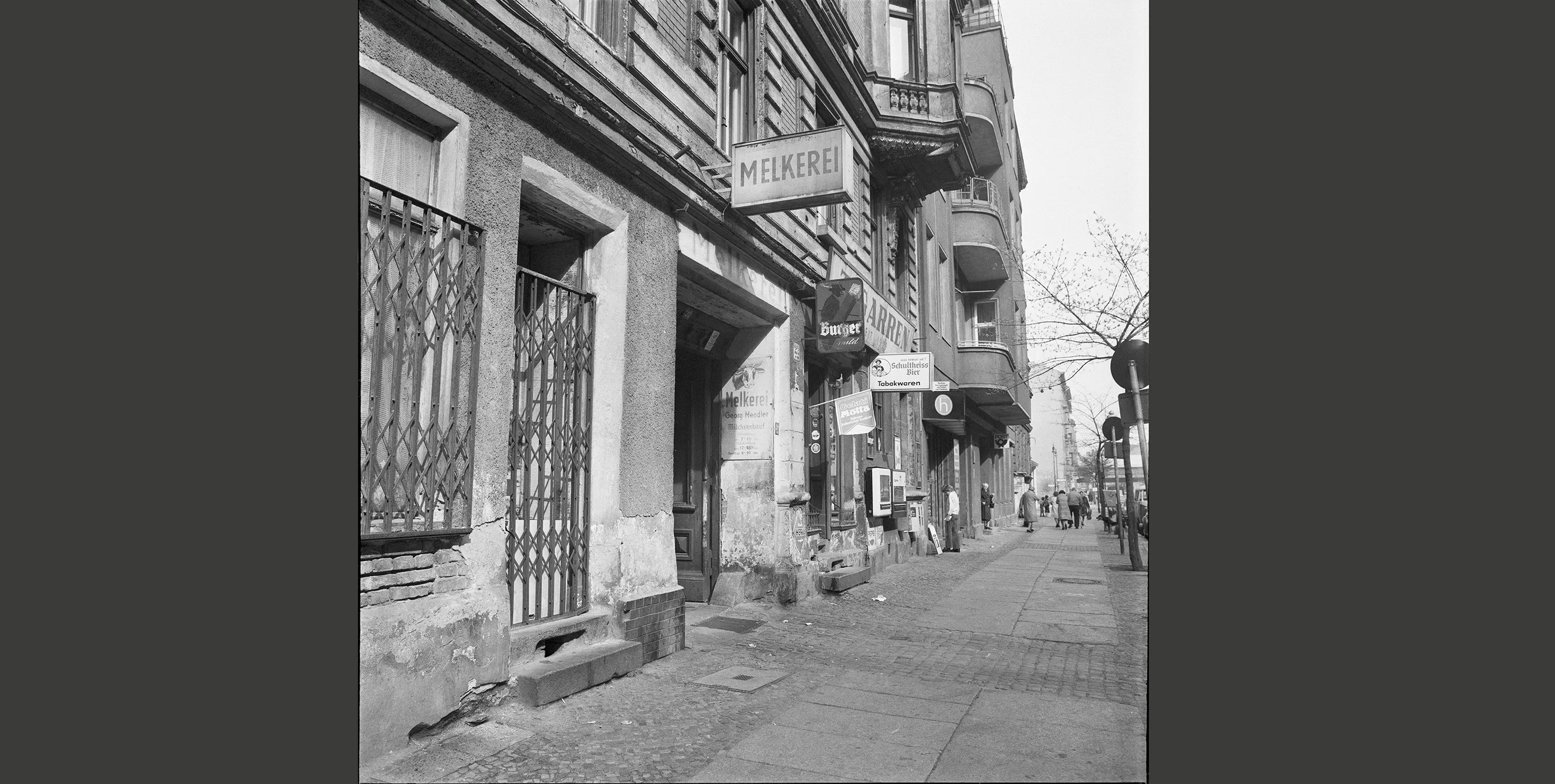 Historisches Schwarz-Weiß-Foto: Eine Häuserfassade mit einem Schild, auf dem das Wort "Melkerei" zu lesen ist. Foto: Landesarchiv Berlin