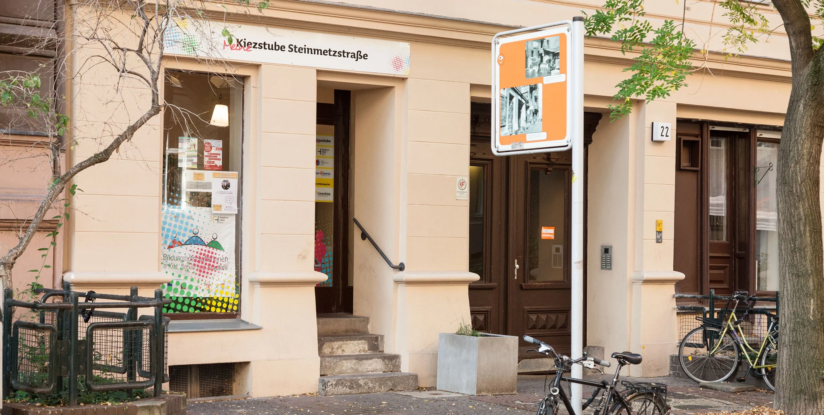 Ladenfenster und Eingangstür einer Kiezstube im Erdgeschoss eines Altbauhauses. Foto: Johannes Schneeweiß