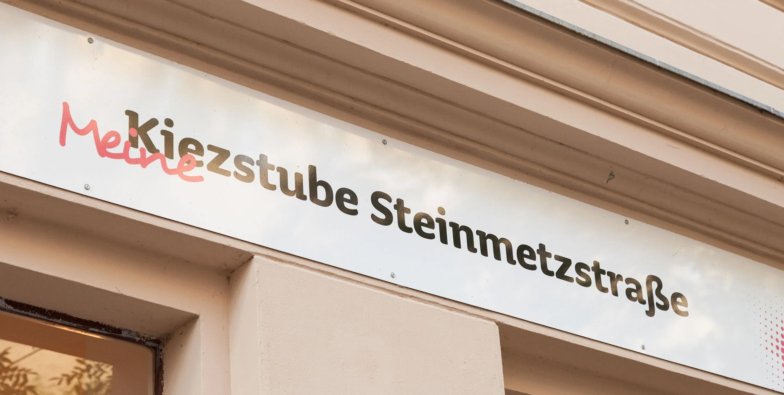 Großaufnahme eines Schildes an einer Häuserfassade. Zu lesen ist: "Meine Kiezstube Steinmetzstraße. Foto: Johannes Schneeweiß