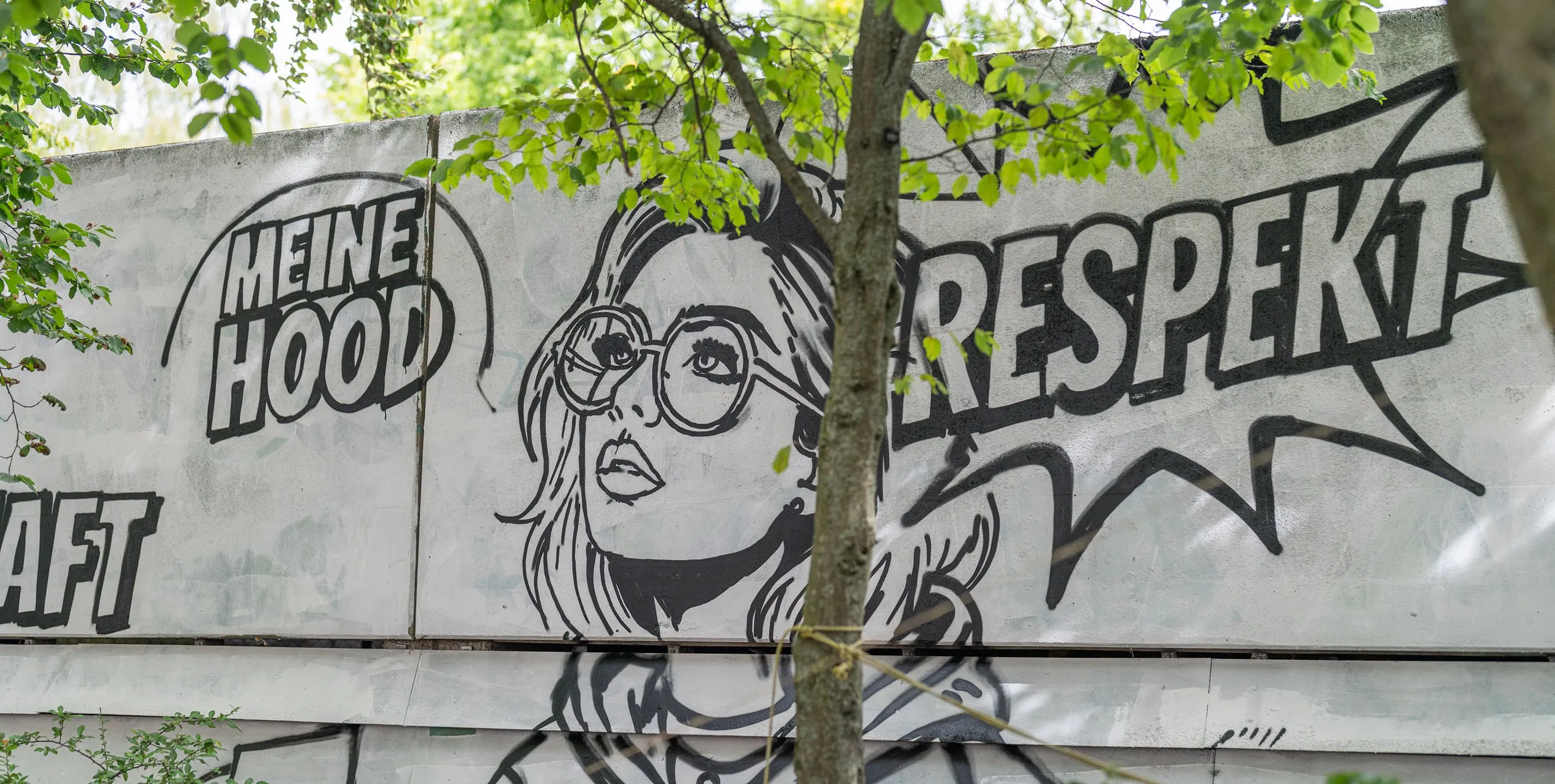 Eine weiße Wand im Freien. Darauf zu sehen: die vorbereiteten Outlines für eine Graffiti-Aktion. Foto: Felix Seyfert