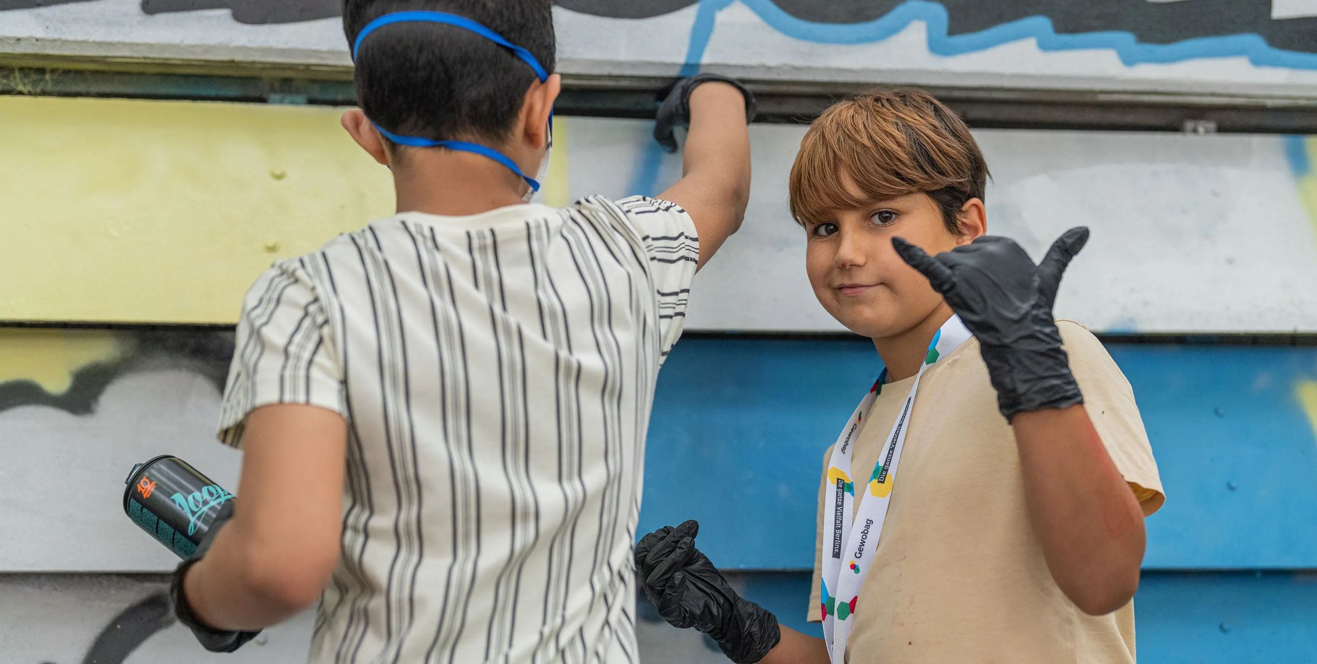 Zwei Jungs während einer Graffiti-Aktion im Freien. Foto: Felix Seyfert