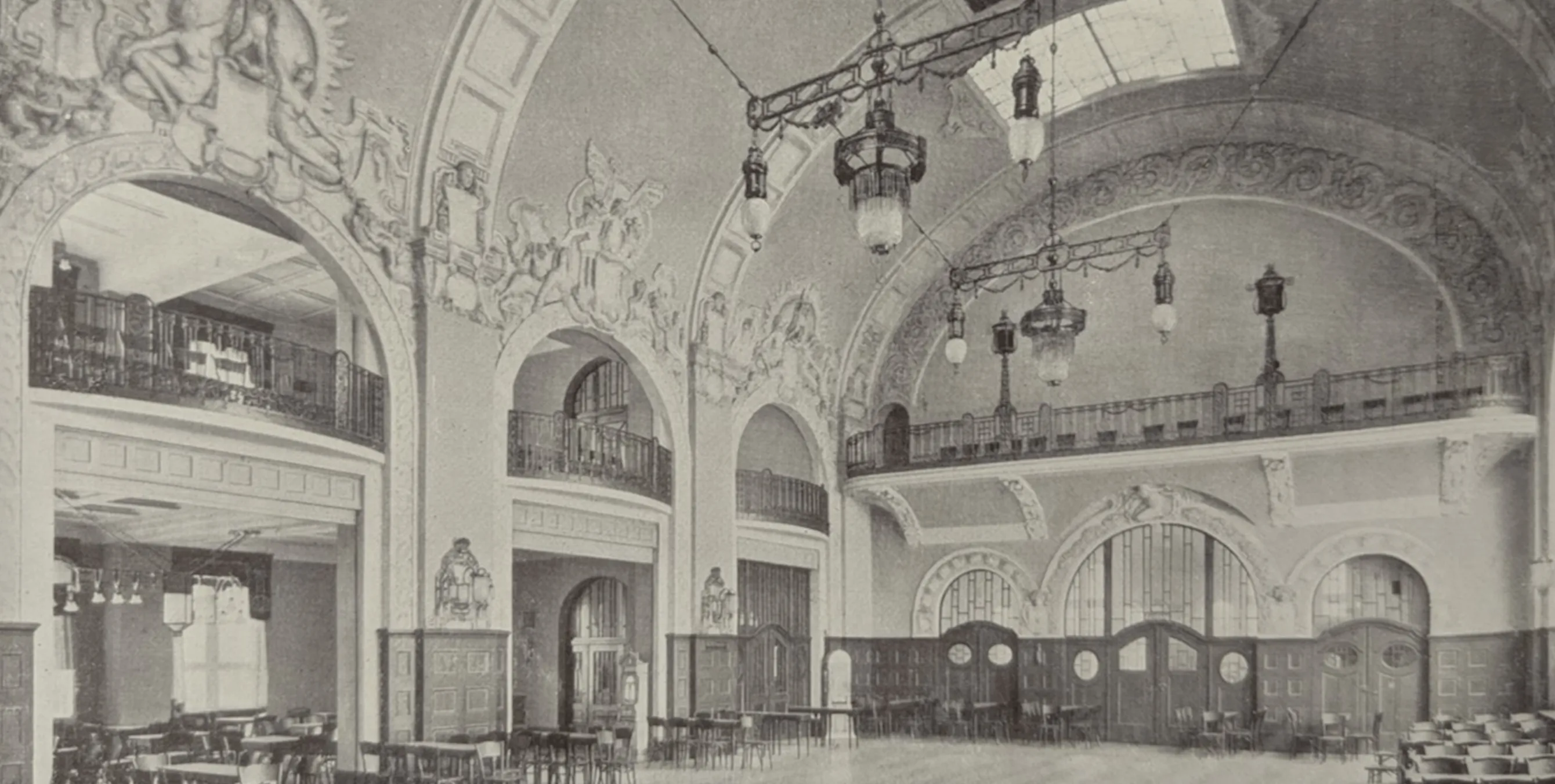 Historisches Fotos eines prunkvollen Saals mit großen Leuchtern, Emporen und zahlreichen Stuckverzierungen. Foto: Xxx