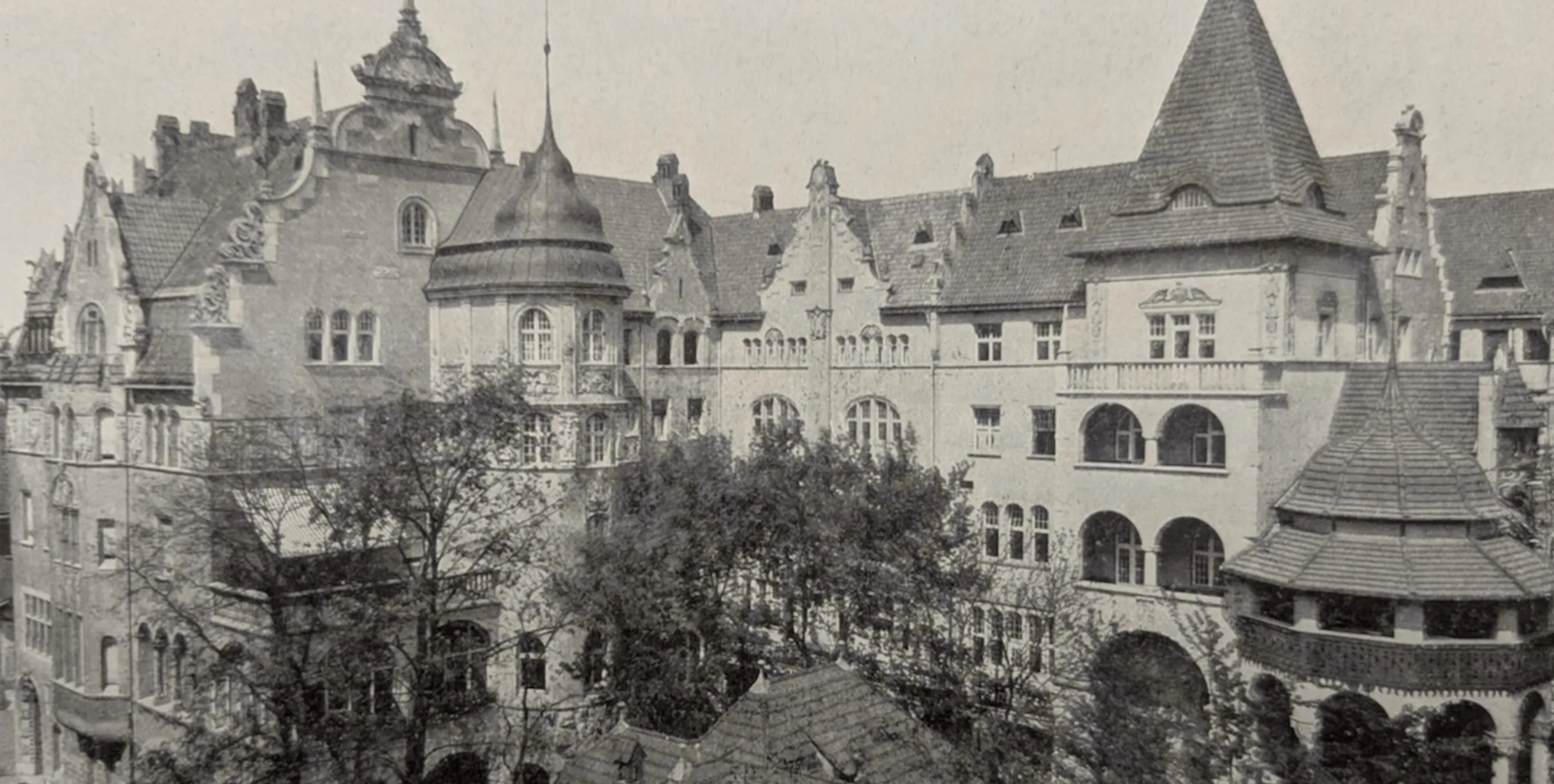 Historische Aufnahme eines prunkvollen Gebäudeensembles aus der Gründerzeit. Foto: Xxx