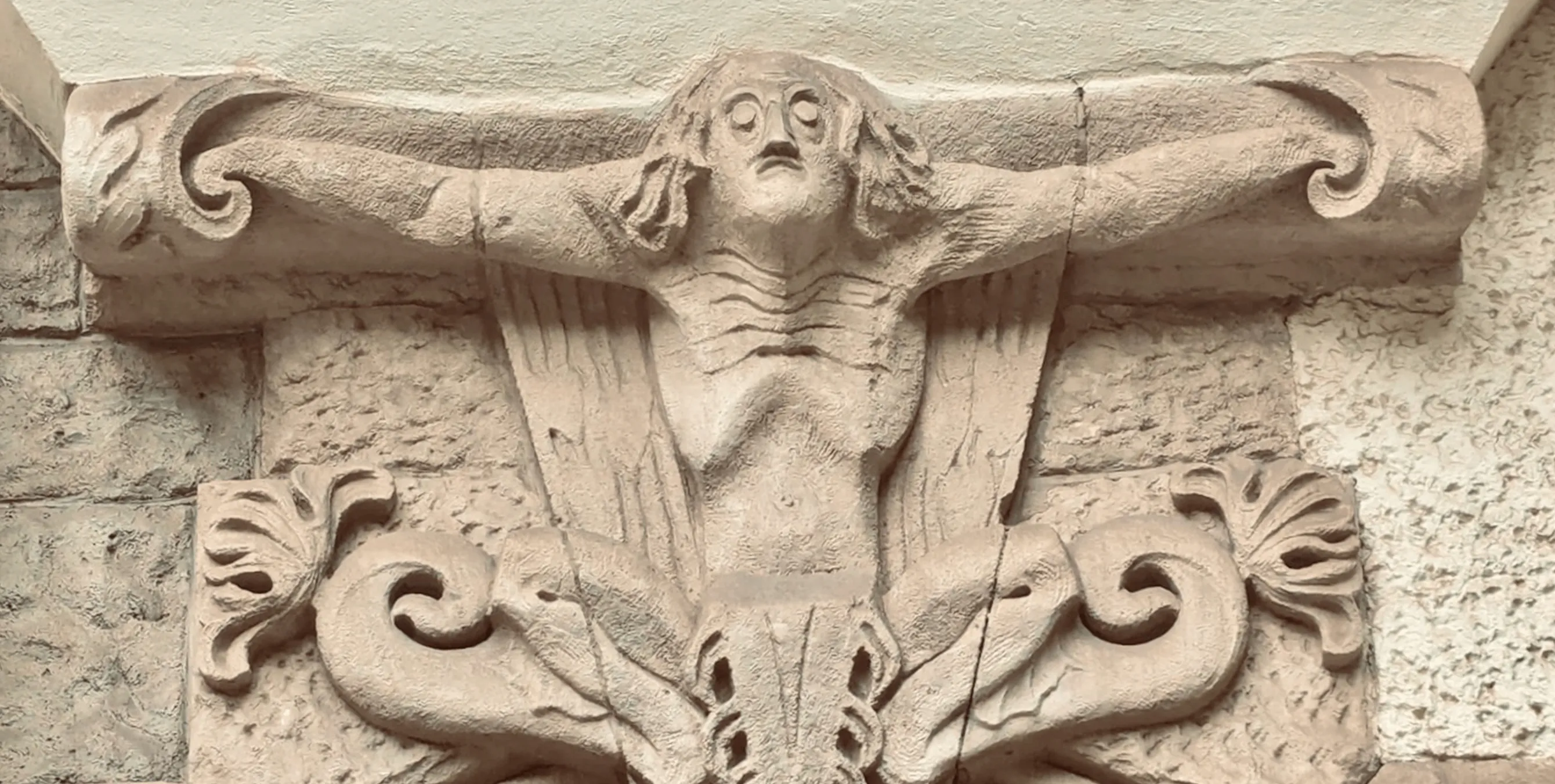 Detailaufnahme: ein Jesus-Relief an einer Häuserwand. Foto: Gewobag