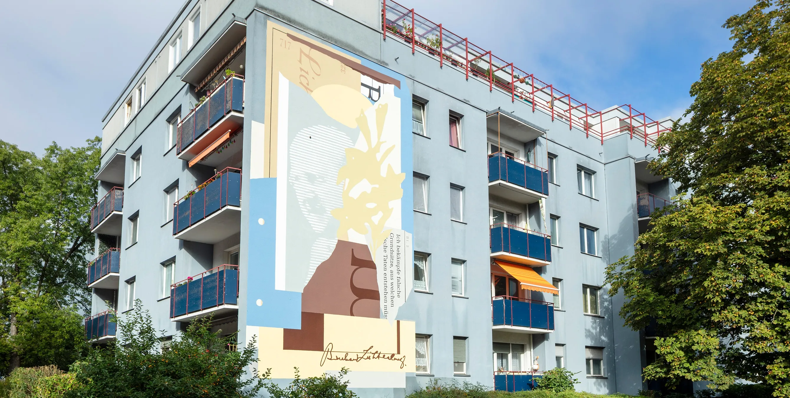 Ein vierstöckiges Haus mit einer kunstvoll bemalte Fassade. Foto: Ludger Paffrath